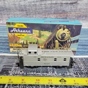 Vintage Athearn H.O scale Milwaukee caboose train car silver and black